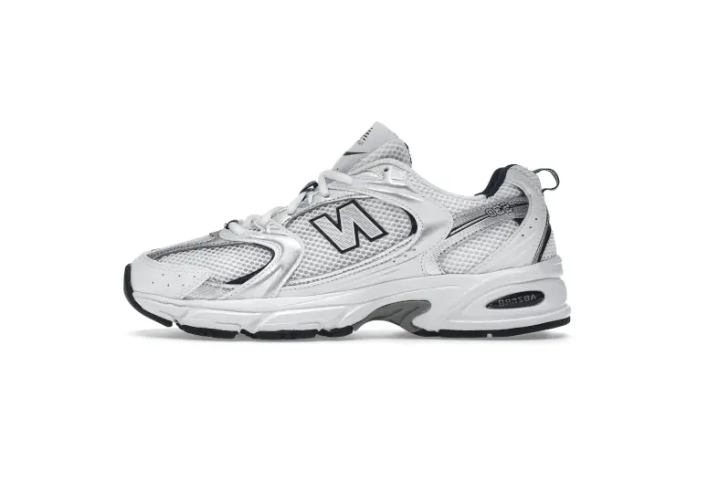 New Balance 530 en blanco, plateado y negro metalizado